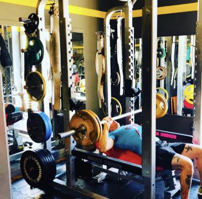 La panca piana con la sicurezza di un power rack Hammer